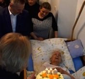 Solenizantka otoczona gośćmi Solenizantka otoczona gośćmi
