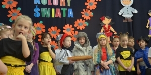 W ostatnich dniach lutego w przedszkolu Misia Uszatka odbył się piąty już koncert charytatywny pod hasłem ,,Wszystkie kolory świata”. Zgromadził on nie tylko wychowanków placówki, ale całą społeczność przedszkola zainteresowaną pomocą dzieciom.