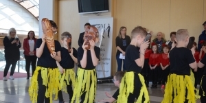 Młodzi artyści dali wspaniały, emocjonalny występ, który spotkał się z olbrzymim aplauzem ze strony publiczności.