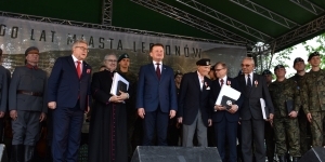 Podczas niedzielnego pikniku przy DPD Arena Legionowo zorganizowanego z okazji 100.rocznicy nadania nazwy Legionowo Minister Obrony Narodowej Mariusz Błaszczak wręczył „Złote medale za zasługi dla obronności kraju” zasłużonym legionowianom. Podczas niedzielnego pikniku przy DPD Arena Legionowo zorganizowanego z okazji 100.rocznicy nadania nazwy Legionowo Minister Obrony Narodowej Mariusz Błaszczak wręczył „Złote medale za zasługi dla obronności kraju” zasłużonym legionowianom.