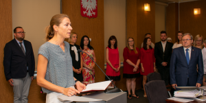 Na dzisiejszej (28.08.) sesji Rady Miasta Legionowo odbyła się uroczystość wręczenia aktów nadania tytułu nauczyciela mianowanego. Awanse zawodowe odebrało 18 nauczycieli szkół i przedszkoli prowadzonych przez gminę. Na dzisiejszej (28.08.) sesji Rady Miasta Legionowo odbyła się uroczystość wręczenia aktów nadania tytułu nauczyciela mianowanego. Awanse zawodowe odebrało 18 nauczycieli szkół i przedszkoli prowadzonych przez gminę.