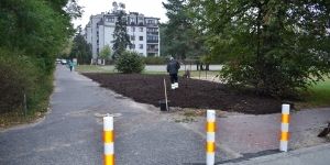 Na drodze oraz na parkingu położono szarą kostkę betonową i ułożono chodniki z kostki brukowej koloru czerwonego. Wybudowano zjazdy, pobocza, odwodnienie, zjazdy indywidualnych i dojścia do furtek.
