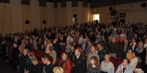 Uroczystości Narodowego Święta Niepodległości rozpoczęły się w sali widowiskowej w Ratuszu. O godz. 12:00 wspólnie odśpiewano Hymn Polski Uroczystości Narodowego Święta Niepodległości rozpoczęły się w sali widowiskowej w Ratuszu. O godz. 12:00 wspólnie odśpiewano Hymn Polski