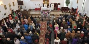 O godz. 13:00 – odprawiona została msza św w intencji Ojczyzny w kościele św. Józefa Oblubieńca NMP . Wzięli w niej udział przedstawiciele władz miasta oraz powiatu.