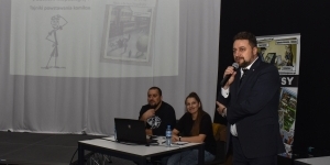 Zastępca Prezydenta Miasta Piotr Zadrożny rozpoczyna spotkanie dot. komiksu Zastępca Prezydenta Miasta Piotr Zadrożny rozpoczyna spotkanie dot. komiksu