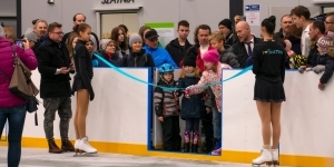 Dzieci przecinają wstęge podczas otwarcia Lodowej Areny Dzieci przecinają wstęge podczas otwarcia Lodowej Areny