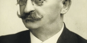 Stanisław Gierczyński, właściciel wytwórni guzików w Legionowie. Podczas ekshumacji został rozpoznany przez rodzinę po charakterystycznych okularach (fot. Muzeum Historyczne w Legionowie) Stanisław Gierczyński, właściciel wytwórni guzików w Legionowie. Podczas ekshumacji został rozpoznany przez rodzinę po charakterystycznych okularach (fot. Muzeum Historyczne w Legionowie)