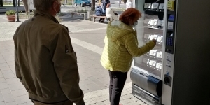 Osoby przy maseczkomacie