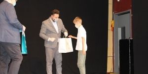 Na zdjęciu Zastępca Prezydenta Miasta Piotr Zadrożny wręczający nagrodę