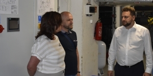 Na zdjęciu: od lewej prezes KZB Legionowo Irena Bogucka, kierownik pływalni Zbigniew Garbaczewski, zastępca prezydenta miasta Piotr Zadrożny Na zdjęciu: od lewej prezes KZB Legionowo Irena Bogucka, kierownik pływalni Zbigniew Garbaczewski, zastępca prezydenta miasta Piotr Zadrożny