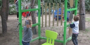 Dzieci bawiące się na placu zabaw