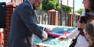 Na zdjęciu uroczystość odsłonięcia tablicy Na zdjęciu uroczystość odsłonięcia tablicy