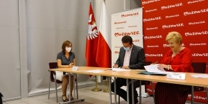 Zdjęcie przedstawia moment podpisania umowy na dofinansowanie Zdjęcie przedstawia moment podpisania umowy na dofinansowanie