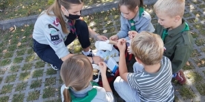 Na zdjęciu grupa harcerzy podczas trasy harcerskiej