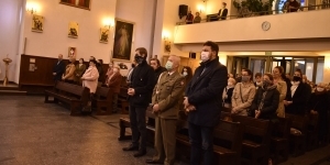 Stojący ludzie w kościele