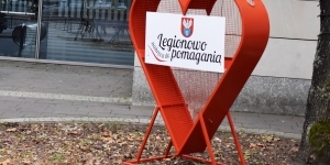 Na zdjęciu instalacja w kształcie serca służąca do zbierania nakrętek Na zdjęciu instalacja w kształcie serca służąca do zbierania nakrętek