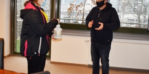 Na zdjęciu od lewej przedstawicielka legionowskiego ZHP przekazująca lampion prezydentowi Romanowi Smogorzewskiemu Na zdjęciu od lewej przedstawicielka legionowskiego ZHP przekazująca lampion prezydentowi Romanowi Smogorzewskiemu