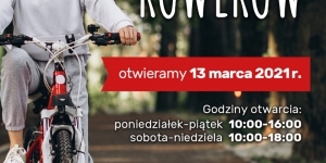 Plakat informujący o otwarciu bezpłatnej wypożyczalni rowerów, z lewej strony w tle dziewczyna z rowerem. Plakat informujący o otwarciu bezpłatnej wypożyczalni rowerów, z lewej strony w tle dziewczyna z rowerem.