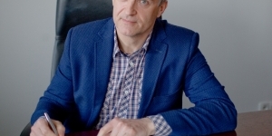 Na zdjęciu dyrektor Miejksiej Biblioteki Publicznej Tomasz Talarski podpisujący dokument