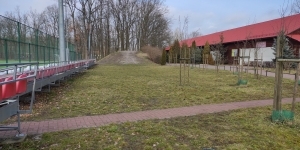 Na zdjęciu teren na którym będzie się znajdowała nowa część skateparku Na zdjęciu teren na którym będzie się znajdowała nowa część skateparku