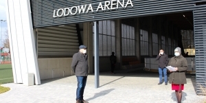 Trzy osoby na tle budynku Lodowa Arena w Legionowie Trzy osoby na tle budynku Lodowa Arena w Legionowie