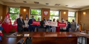 11 stojących osób po podpisaniu umów dofinansowania. 11 stojących osób po podpisaniu umów dofinansowania.