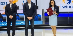 Na zdjęciu dwóch mężczyzn i kobieta - Marzena Stępień.