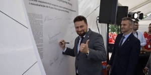 Piotr Zadrożny popdisujący apel do premiera Piotr Zadrożny popdisujący apel do premiera