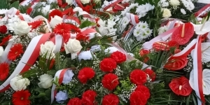 Wieńce złożone przy pomniku