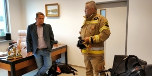 Na zdjęciu od lewej: Roman Smogorzewski prezydent miasta, dalej prezes OSP Tomasz Wiśniewski Na zdjęciu od lewej: Roman Smogorzewski prezydent miasta, dalej prezes OSP Tomasz Wiśniewski