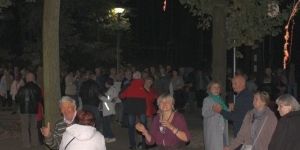 Potańcówka w Parku Zdrowia. Seniorzy tańczą.