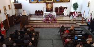 Uroczysta Msza święta, widok z góry na ołtarz