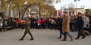 Złożenie kwiatów pod pomnikiem Piłsudskiego