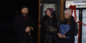 Trzy osoby przy jadłodzielni Trzy osoby przy jadłodzielni
