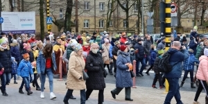 Grupa ludzi maszerujących w Orszaku 3 Króli Grupa ludzi maszerujących w Orszaku 3 Króli