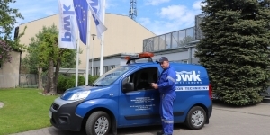 Samochód PWK Legionowo, obok mężczyzna Samochód PWK Legionowo, obok mężczyzna