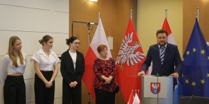 Na zdjęciu pięć osób Na zdjęciu pięć osób