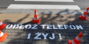 Na zdjęciu napis na chodniku - Odłóż telefon i żyj Na zdjęciu napis na chodniku - Odłóż telefon i żyj