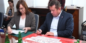 Podpisanie umowy. Źródło: Samorząd Województwa Mazowieckiego, mazovia.pl
