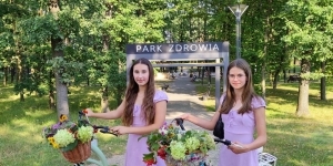 Autor: Małgorzata Starosz, 2 kobiety przed wejściem do Parku Zdrowia w Legionowie Autor: Małgorzata Starosz, 2 kobiety przed wejściem do Parku Zdrowia w Legionowie