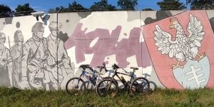 Autor: Beata Walczak, dwa rowery prszy miejskim muralu