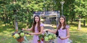 Autor: Małgorzata Starosz, 2 kobiety przed wejściem do Parku Zdrowia w Legionowie