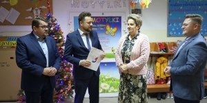 W środę (18.01) radni wraz z zastępcą prezydenta Piotrem Zadrożnym odwiedzili przedszkolaków i pytali ich, czy podoba im się nowe urządzenie. W środę (18.01) radni wraz z zastępcą prezydenta Piotrem Zadrożnym odwiedzili przedszkolaków i pytali ich, czy podoba im się nowe urządzenie.