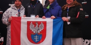 Osoby z flagą Legionowa na podium