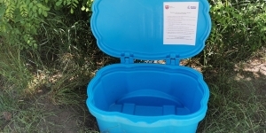 plastikowy pojemnik na zabawki
