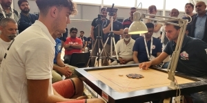 Mistrz Bartosz Sasiński z Legionowa w trakcie gry w carrom.