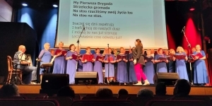 śpiewający chór na scenie śpiewający chór na scenie