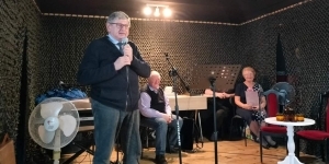 jeden człowiek śpiewa, dwie osoby grają na instrumentach jeden człowiek śpiewa, dwie osoby grają na instrumentach