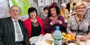 siedzący ludzie przy stole siedzący ludzie przy stole