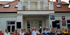 śpiewający ludzie na scenie śpiewający ludzie na scenie